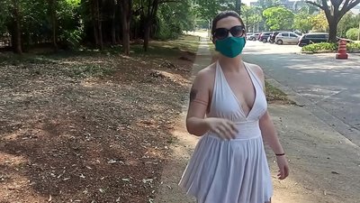 Ëffentlech Plakegkeet: e Meedchen aus Russland probéiert hir Kleeder an de Stroosse vu Rio de Janeiro auszedoen. Si gouf bal festgeholl.